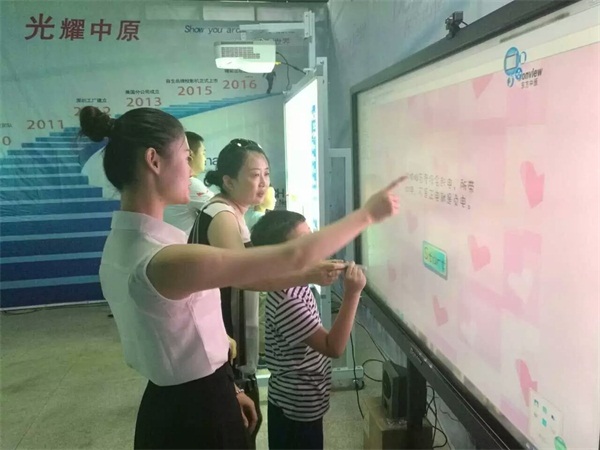 东方中原工程投影亮相鄂尔多斯中小学科技节